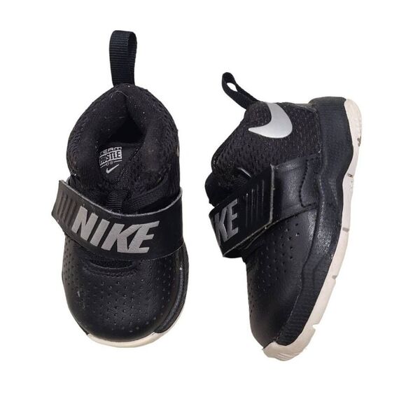 Nike Team Hustle Basketball Sneakers Boys US 4C Black Logo Athleisure Running - Picture 1 of 6